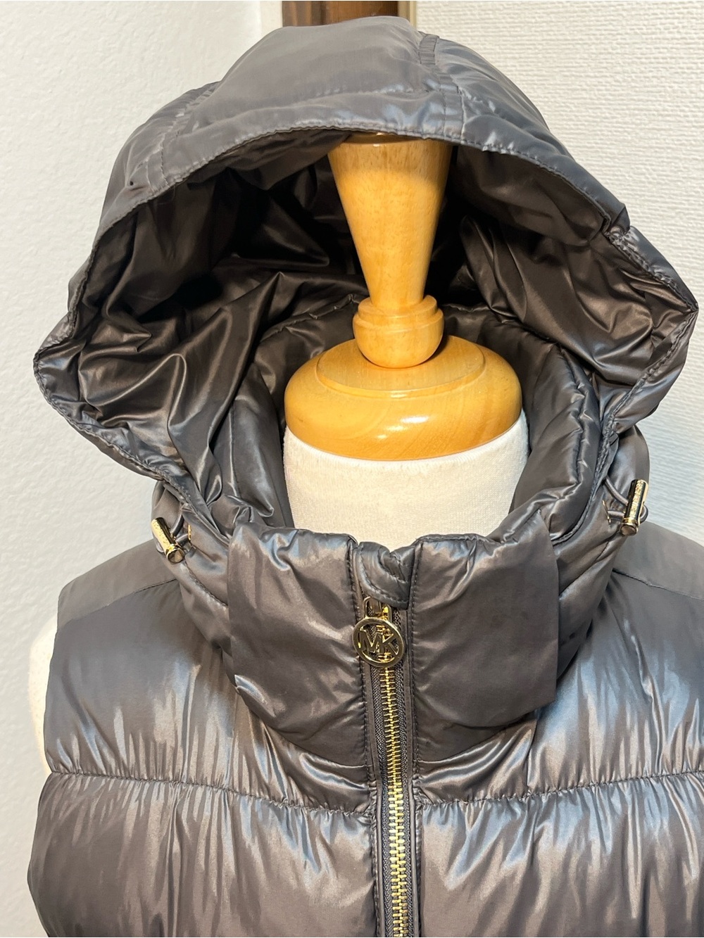 Michael Kors Hooded Puffer Vest XS Black Charcoal Gold Zip - Picture 2 of 12